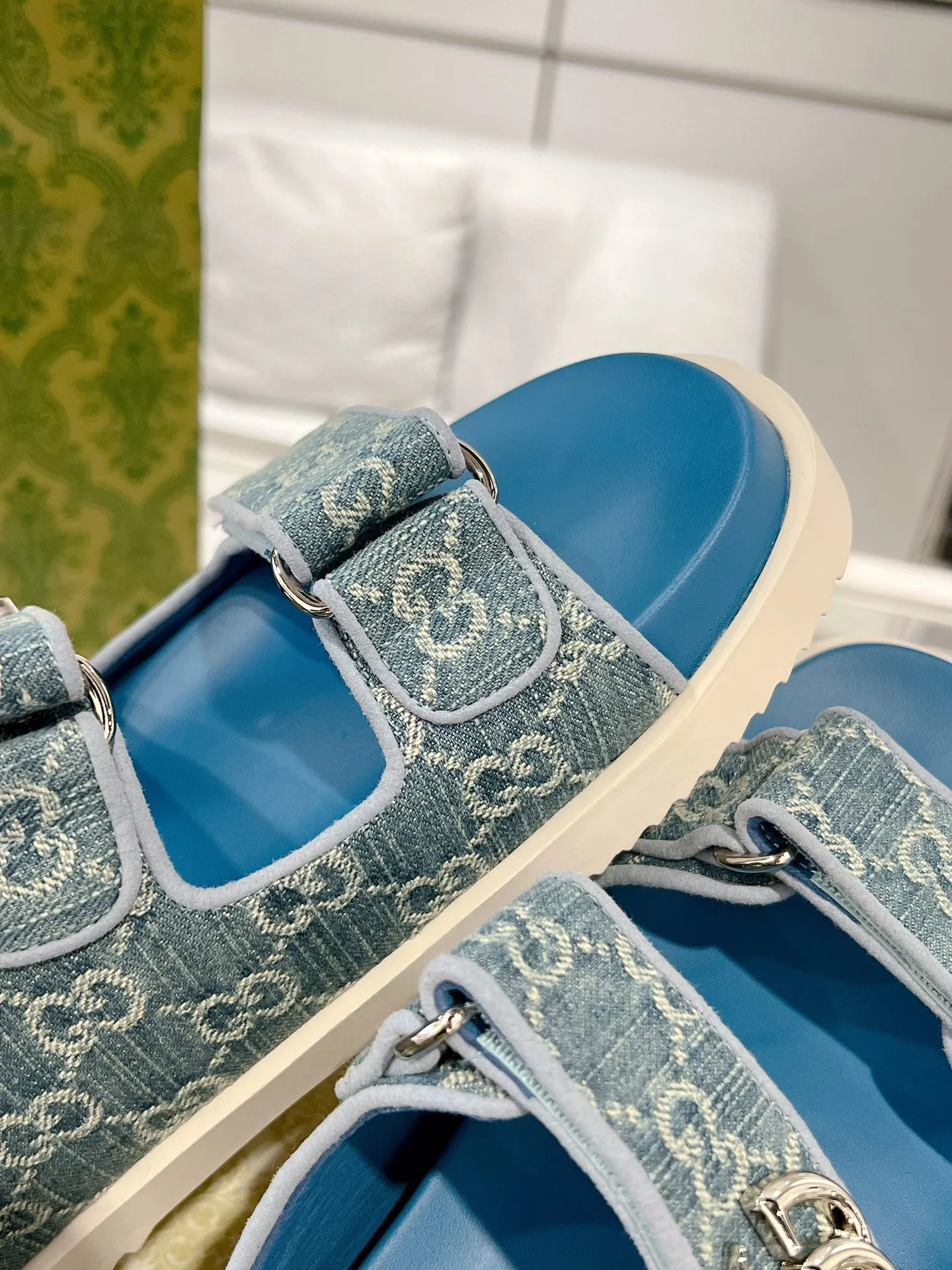 👟👟Ex-factory price 480👟👟 The latest Guccl24ss new product Double G women's Velcro sandals😎 These flat sandals are designed with Velcro straps, which are modern and sporty, bringing comfort. This accessory is crafted from light blue and ivory white GG denim fabric. The upper straps are decorated with elegant Double G-shaped accessories, showing a unique style. Gucci classic presbyopic cloth surface...hot diamond surface...rubber outsole...ZP molded midsole feet...original metal buckle/rhinestone surface Code number: 35 to 42 (41.42 is custom-made and non-refundable)